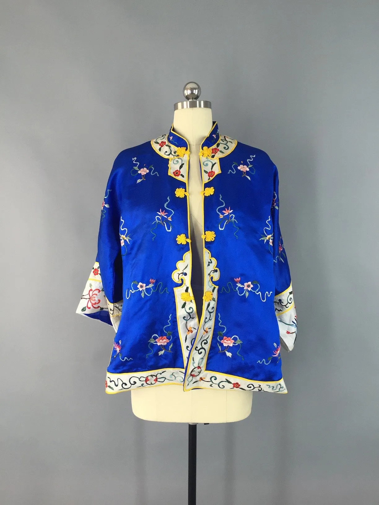 Vintage 1960s Asian Jacket / Embroidered Chinese Coat